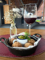 Bolinho de Salmão com Catupiry e Maionese de Wassabi