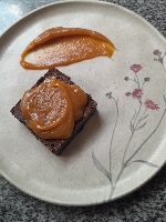 Brownie com caramelo e flor de sal