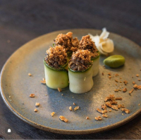 Abobrinha com tartar de shimeji e cebola crispy (2 unidades)