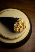 Temaki Tartar de shimeji com cebola crispy