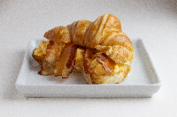Sanduiche de croissant de ovos e bacon