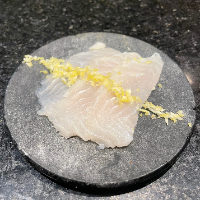 Carpaccio de Peixe Branco com raspas de limão siciliano - Porção com 3 lâminas