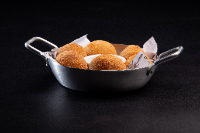 BOLINHO DE MANDIOCA COM REQUEIJÃO (06 unidades)