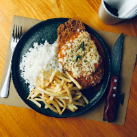 Parmegiana com tomates assados (carne, frango ou berinjela)