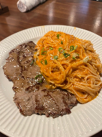 Paillard de mignon com macarrão