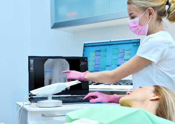 A dentist using AI to analyze a dental x-ray.