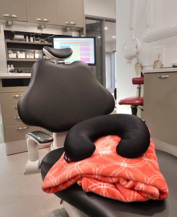 A dentists chair with a neck pillow.