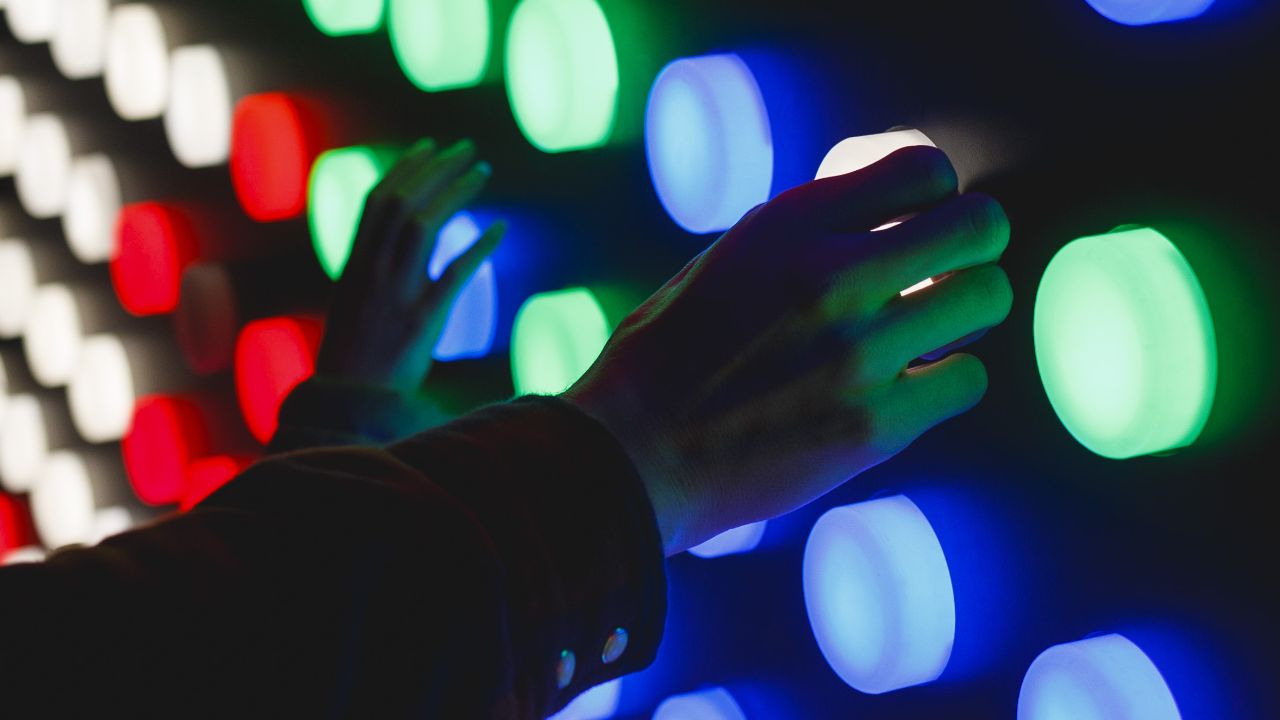 /how-does-a-headless-cms-fit-in-the-realm-of-digital-experience-platform-ea1z3xus feature image