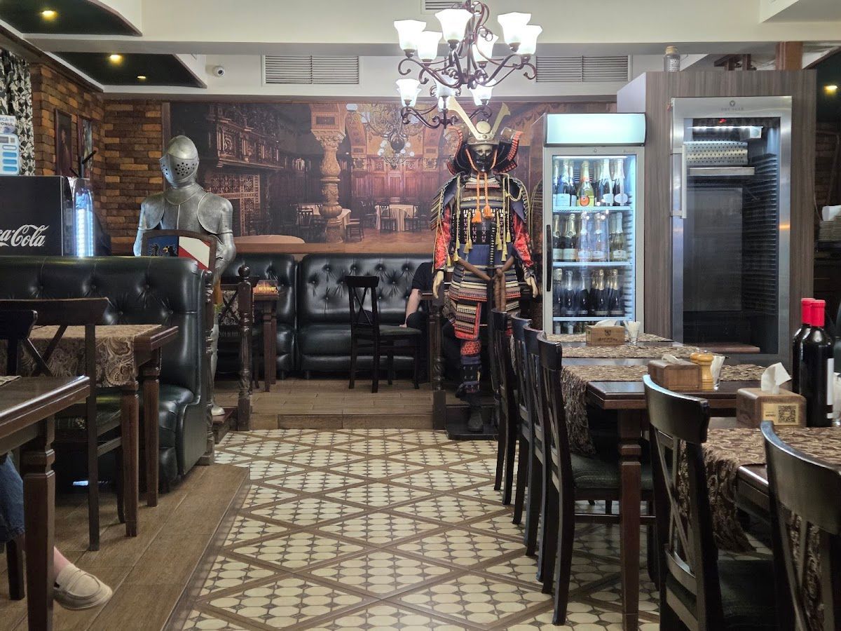 Maximilian Pub & Grill photo 4