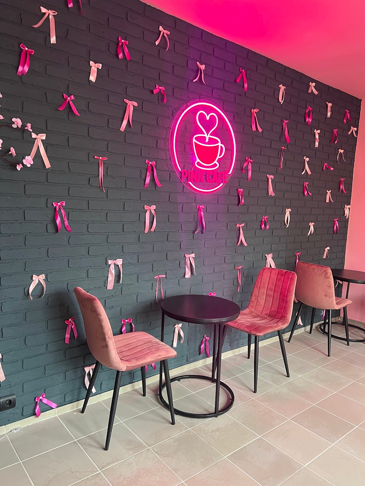 Pink café photo 4