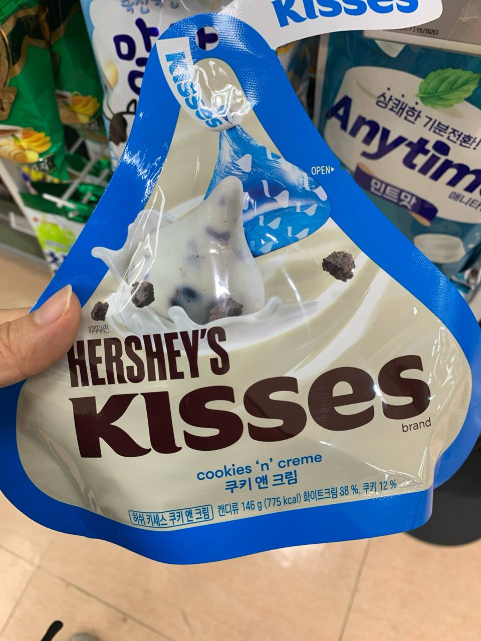 HERSHEY’S KISSES Cookies ’n’ Creme