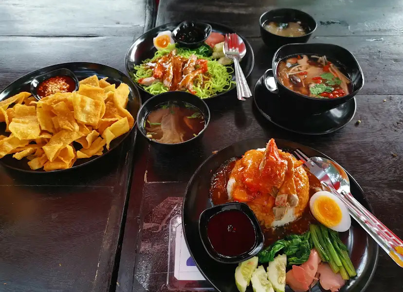 คุ้มพระยา / Braya Casa (the secret garden) community photo 1