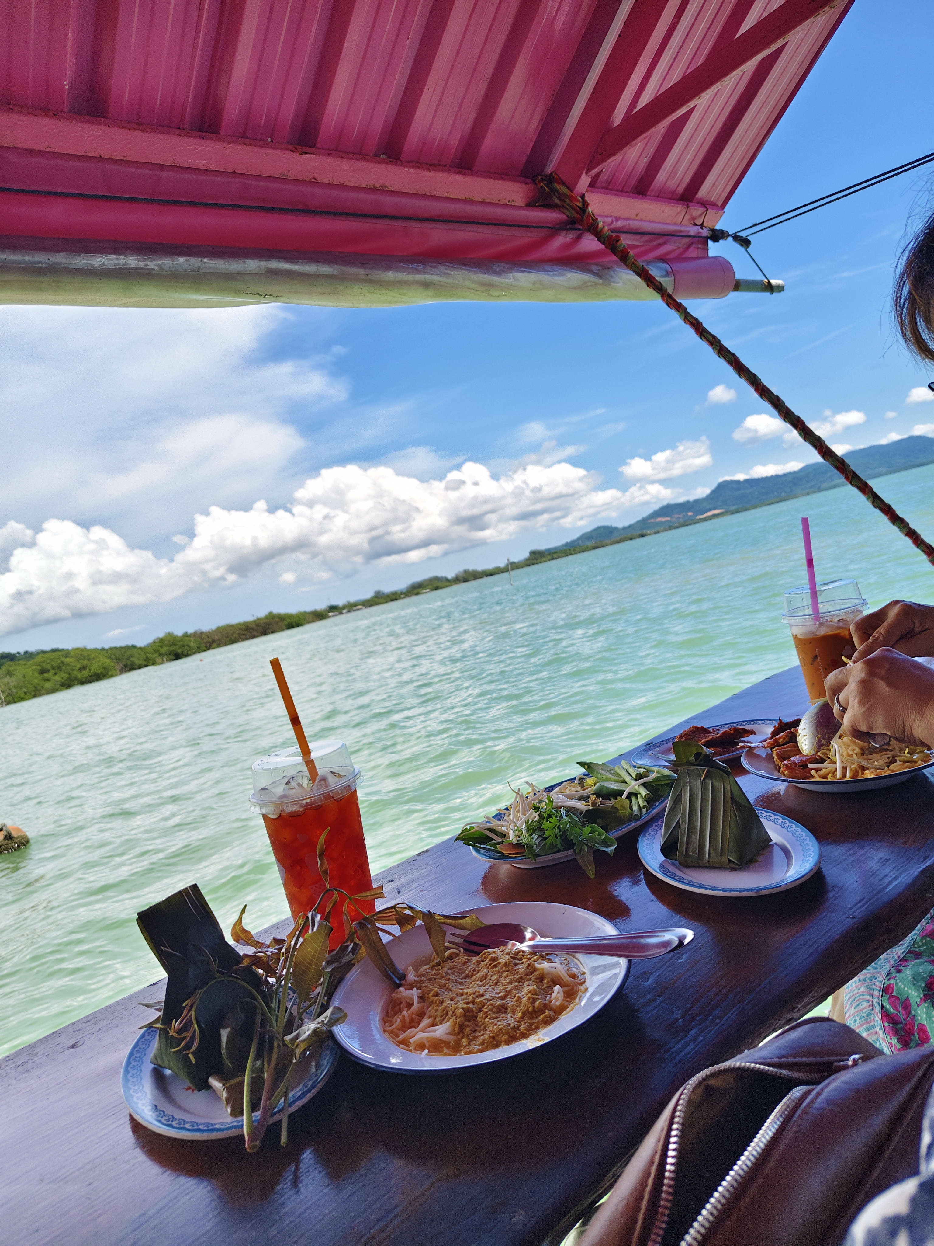 Pink Boat ขนมจีนซีวิว - Halal Restaurant in Ko kaeo, Thailand