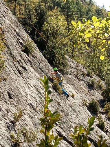 asdonperalejos en Hamelin: CURSO DE ESCALADA EN ROCA INICIACION  - Actividad  (Peralejos de las Truchas)