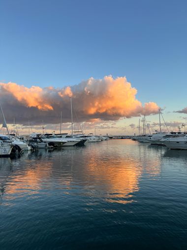 su en Hamelin: Paisaje  (Marbella), #paisajenatural #nubes #marmediterraneo 