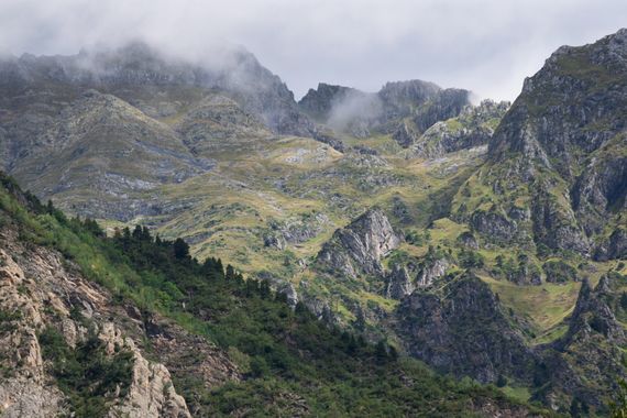 Alberto Sierco en Hamelin: Paisaje  (Benasque), Imposible caminar por las calles sin alzar la vista para admirar a los gigantes de tierra.

#vivepirineos #...