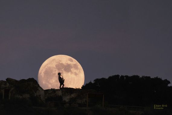 Joanbrio en Hamelin: Paisaje  (Badalona), Melodia a la luna. Silueta de un joven saxofonista sobre la luna llena de junio.
#nocturna 
#montigala
#lunallena...