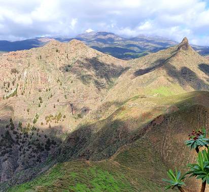 Melchique en Hamelin: Paisaje  (Arona), En el fondo el Volcano Teide con nieve.  La foto tomada desde el Roque del Conde, Tenerife 
#canarias #tenerife #pa...
