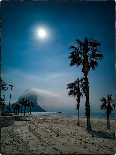 Breogan654 en Hamelin: Paisaje  (Calp), Cuando la niebla cubre lo alto del Peñōn (sombrero), es presagio de mal tiempo. 🇬🇧 When the fog covers the top of...