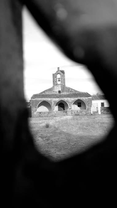 Ana Guillén en Hamelin: Paisaje  (La Parra), Ermita de San Juan, en La Parra, Badajoz. 