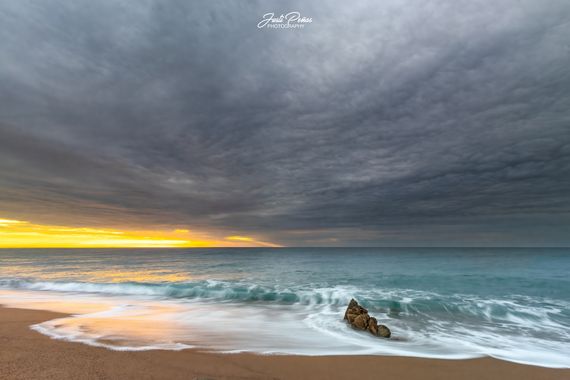 Justi en Hamelin: Paisaje  (Sant Pol de Mar), Este fué uno de esos amaneceres irrepetibles y mágicos, colores y volúmenes en el cielo!!!
 #landscape #agua...