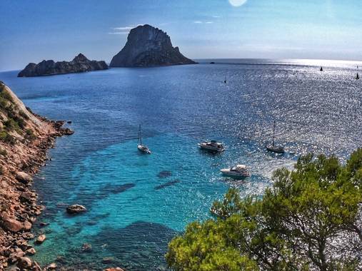 Larissa Gabilan en Hamelin: Paisaje  (Ibiza), lovely peaceful place ☮️
#beach #spain #ibiza #ocean #bluesky 
Ibiza - Spain 
📸 #Iphone X