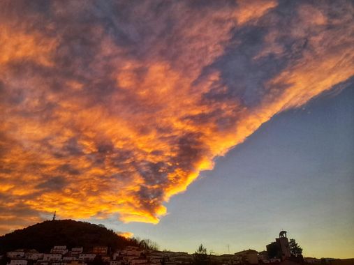 Manelsersol en Hamelin: Paisaje  (Olot), #nocturnos #rurales #landscape #agua #paisajes #cielos #ocaso 