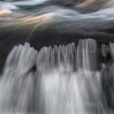 Ignicapillus en Hamelin: Paisaje  (Montesquiu), Dos tránsitos de agua

Como sucede con tantas técnicas y temas seductores, al agua sedosa hay que buscarle ...