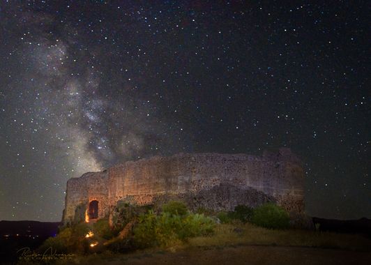 Rosa N. en Hamelin: Paisaje  (Piedrabuena), Via láctea sobre el Castillo Miraflores en la localidad de Piedrabuena, Ciudad Real.
 #astrofotografia #nocturn...