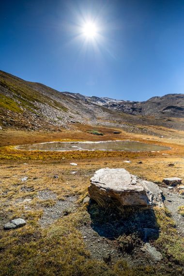 jomartinezfranco en Hamelin: Paisaje  (Monachil), Lagunillos de San Juan en Sierra Nevada una semana justo antes de que cayera la.primera bevada y se conge...