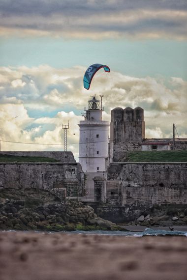 jacob86.rt en Hamelin: Paisaje  (Tarifa), Rincones con encanto, fotografía tomada en la playa de los lances con su faro y su típico kitesurfista surcando e...