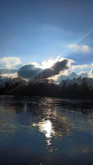 _as_d65  en Hamelin: Paisaje  (Vogtei), #lago#lagocongelado #paisajes ❄💙