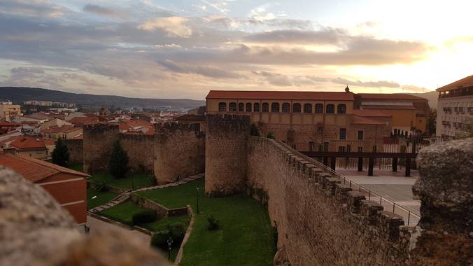 Ana Guillén en Hamelin: Paisaje  (Plasencia), Muralla de Plasencia