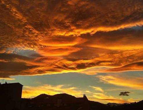Manelsersol en Hamelin: Paisaje  (Olot), #paisajesnaturales #paisajes #Naturaleza #cieloscoloridos #ocaso #lenticulares #nubeslenticulares #cieloanaranjado...