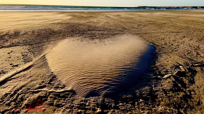 juan en Hamelin: Paisaje  (Conil de la Frontera), encontré el corazón tirado en la playa. hecho por la naturaleza y viento