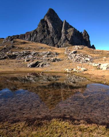 aidalzira en Hamelin: Paisaje  (Sallent de Gállego), El pico Anayet desde el ibón .
Huesca. #paisajes #paisaje 
El Anayet es un volcán que pertenece a los ...