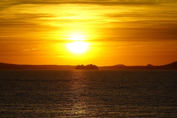 Gulliver1956 en Hamelin: Paisaje  (Llucmajor), 🌅 Atardeceres en Mallorca. Silueta del “Enchanted Princess” de Princess Cruises en el momento de su salida....