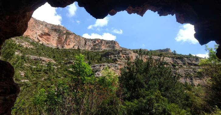 aidalzira en Hamelin: Paisaje  (Cortes de Pallás), Cueva del Tejedor no es muy profunda,más bien un agujero muy grande que se usaba para refugio  del ganad...