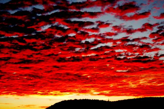 Manelsersol en Hamelin: Paisaje  (Olot), #paisajesnaturales #cielosbonitos #skyperfection #nubes #cloudsky #amanecer #alba #cielorojo #naturaleza 

Salida ...