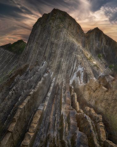 hernandezleonvictor en Hamelin: Paisaje  (Calahorra), El flysch adquiere su mayor relevancia en la playa de Itzurun de Zumaia. Las capas verticalizadas de ...