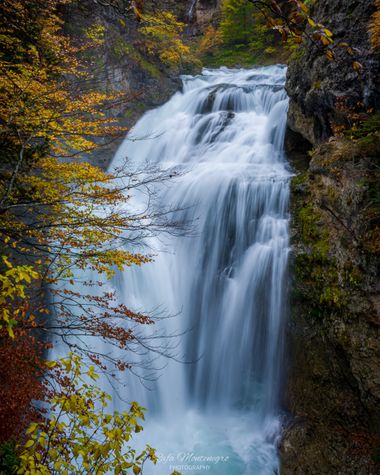 Rafa Montenegro en Hamelin: Paisaje  (Torla-Ordesa), Cascada de la cueva
#apfb #rafa_montenegro #otoño #autumn #autumnvibes #autumnlovers #ordesa #waterfal...