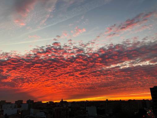 Larissa Gabilan en Hamelin: Paisaje  (Alphaville Industrial), I really miss this incredible sunset 🧡
Barueri/São Paulo - Brazil
#sunset #brazil #redlights...
