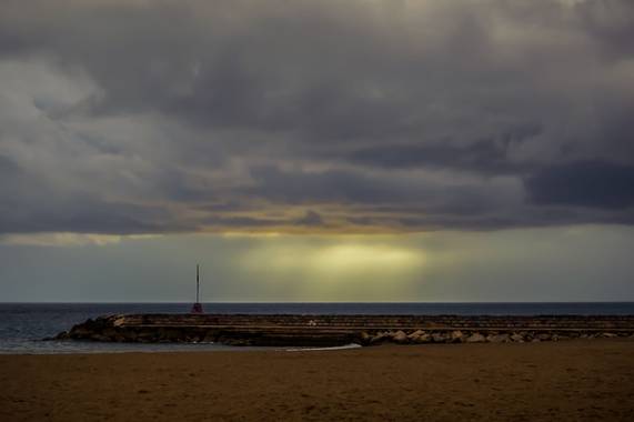 Claudiottomani en Hamelin: Paisaje  (Sitges), Cinco minutos de tregua de lluvia para  iluminar el cielo de Sitges..... 