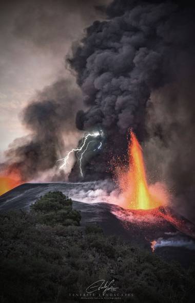 Eduardo García en Hamelin: Paisaje, Erupción del Volcán de Cumbre Vieja en la Isla de La Palma.
Rayo Volcánico ....
#fotografia #naturaleza #volcanes #ray...