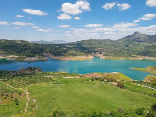 Apasnau75 en Hamelin: Paisaje  (Zahara), El embalse de Zahara con ese bonito color del agua y que refleja las pocas nubes en este soleado día.