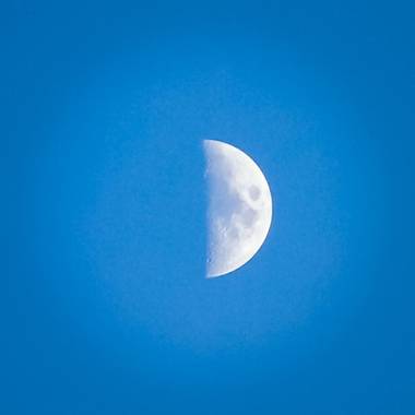 sonomancito2207 en Hamelin: Paisaje  (Niza), Hoy la luna aparece estando aún de dia, en una especie de yin yang
Mitad luna, mitad oceano cielo.