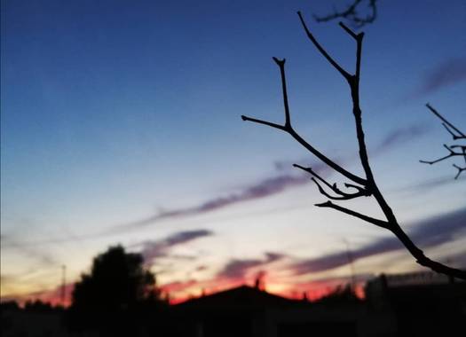 VickyOnTheRocks en Hamelin: Paisaje  (Liria), #atardeceres #sunset #sombras #siluetas #desdecasa #azul #naranja #cielos #skylover #sweethome