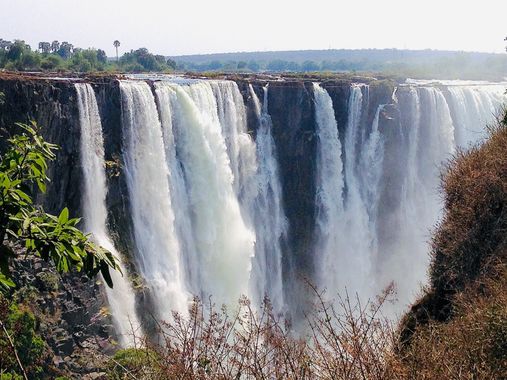 su en Hamelin: Paisaje  (Hwange), #cataratasvictoria 
Las cataratas tienen una anchura aproximada de 1,7 km y 108 m de alto. Se consideran un espectáculo e...