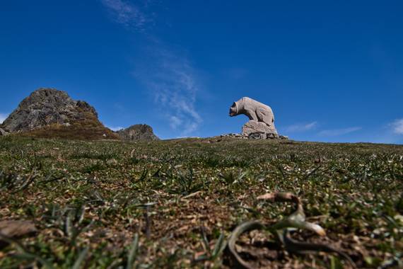 Marcos en Hamelin: Paisaje  (Vega de Liébana), Estatua del Oso