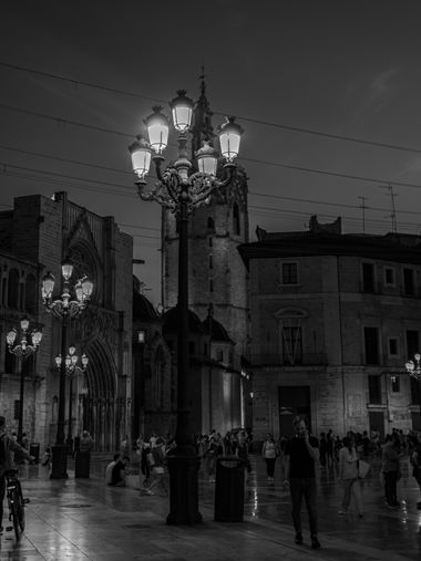 inesoncetrece en Hamelin: Paisaje, El miguelete de  noche en valencia #luces #farolas. 
